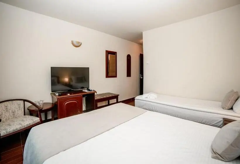 Chambre Triple Standard, Corina