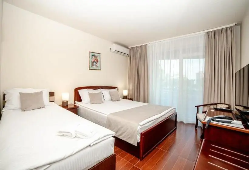 Chambre Triple Standard, Corina