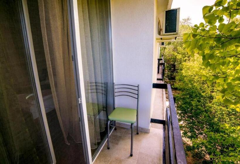 标准三人间, Corina