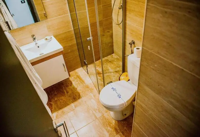 Chambre Triple Deluxe, Corina