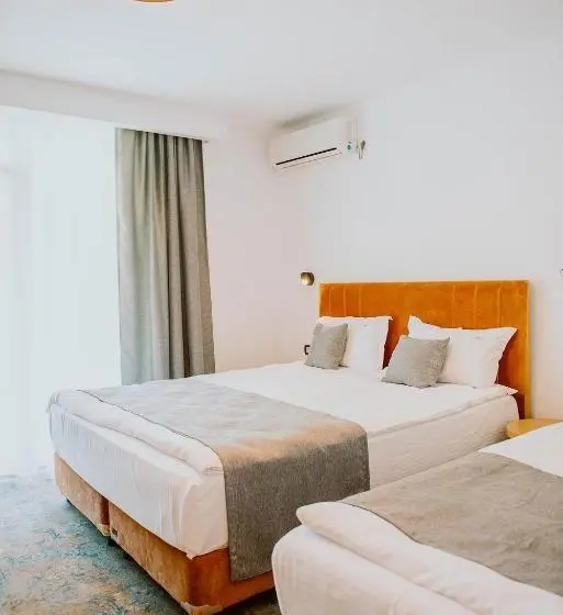 Chambre Triple Deluxe, Corina