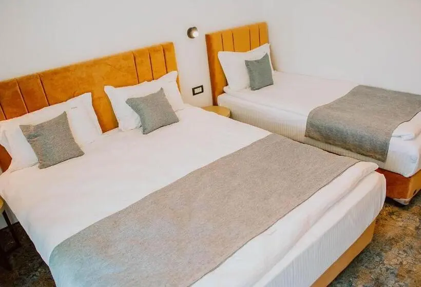 Chambre Triple Deluxe, Corina