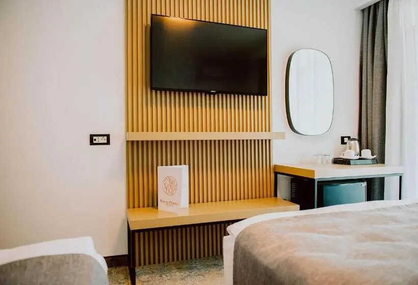 Chambre Triple Deluxe, Corina