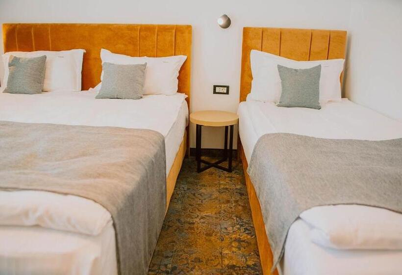 豪华三人间, Corina