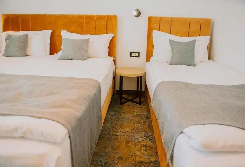 Chambre Triple Deluxe, Corina