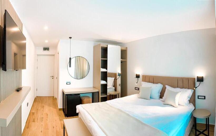 豪华房间, Corina