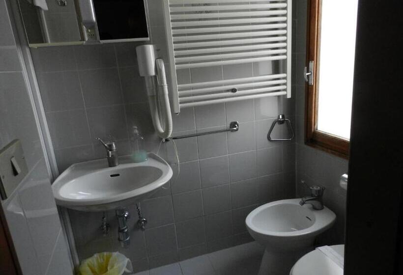 חדר סטנדרט לארבעה, Villa Svizzera