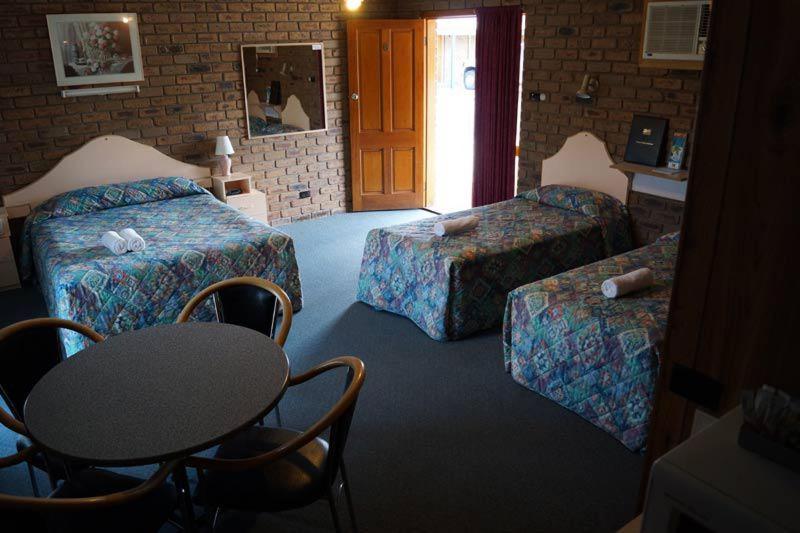 패밀리 룸, Tooleybuc Motel