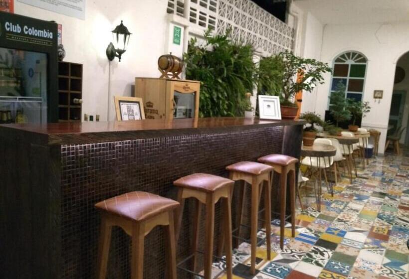 إستوديو سوبيريور, Moonshine Boutique Hostal