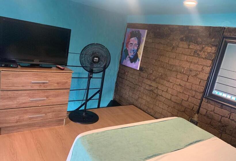 スーペリアスタジオ, Moonshine Boutique Hostal