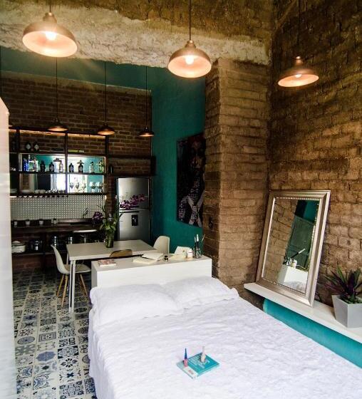 デラックススタジオ, Moonshine Boutique Hostal