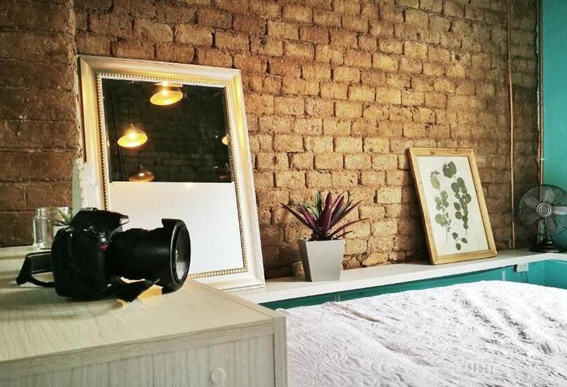 デラックススタジオ, Moonshine Boutique Hostal