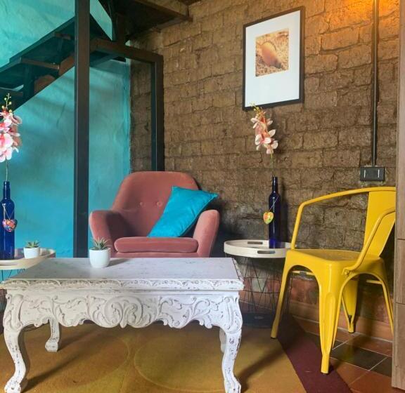 スーペリアスタジオ, Moonshine Boutique Hostal