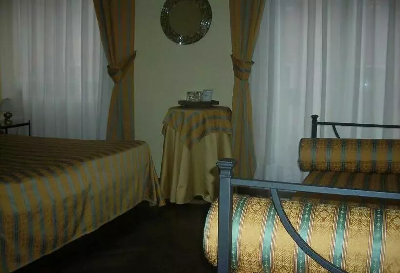 اتاق استاندارد سه نفره, Agli Artisti
