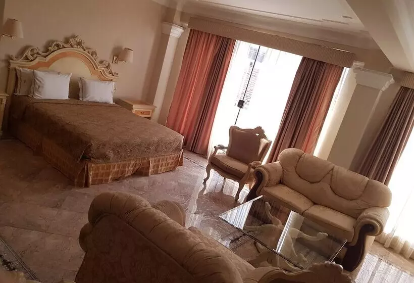 اتاق استاندارد با چشم‌انداز باغ, Canciller