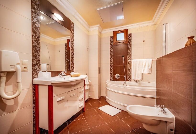 Люкс, Capital With Private Wellness