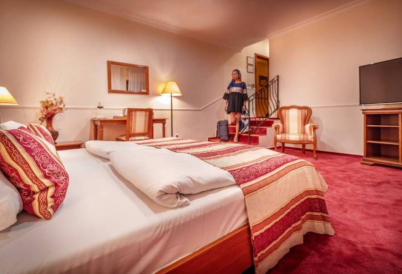 Люкс, Capital With Private Wellness