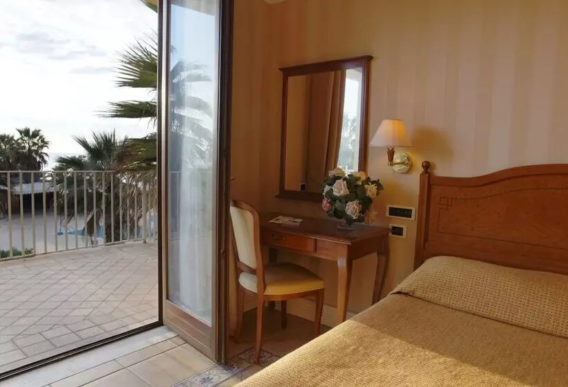 اتاق سوپریور سه تخته, Dioscuri Bay Palace