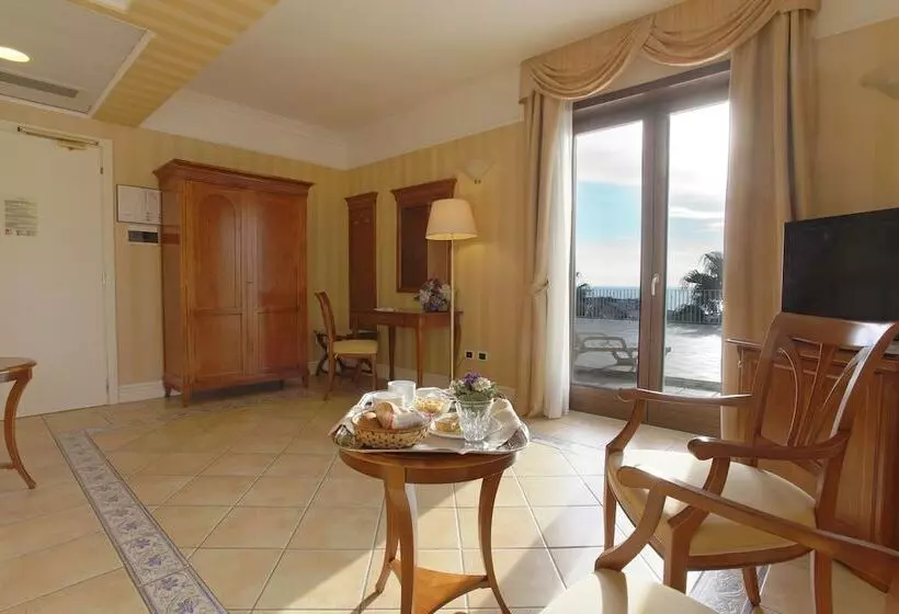 سوییت جونیور با چشم‌انداز دریا, Dioscuri Bay Palace