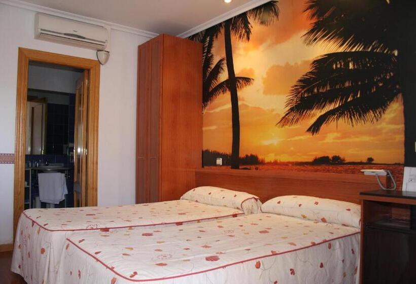 Семейный Номер, Hostal Isis