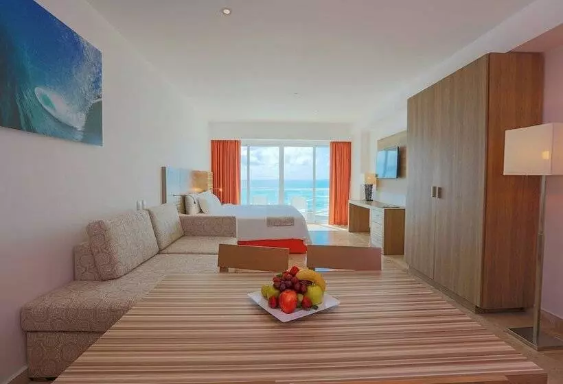 Family studio with sea view, Krystal® Cancún