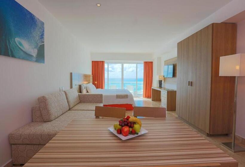 Family studio with sea view, Krystal Cancun