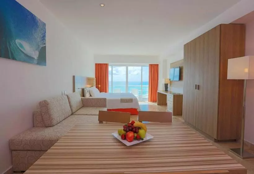 Family studio with sea view, Krystal® Cancún