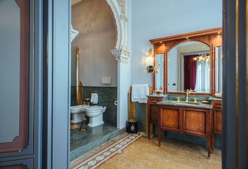 Suite with lake view, Relais & Chateaux Villa Crespi