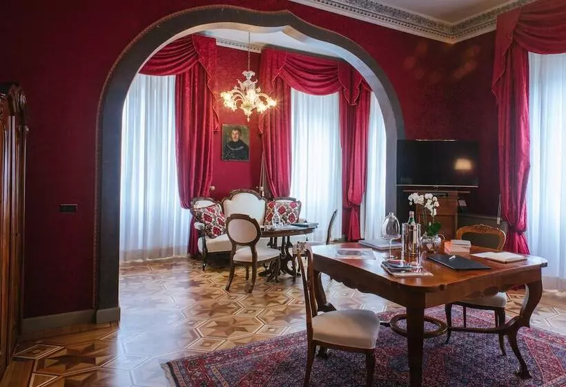 Suite with lake view, Relais & Chateaux Villa Crespi