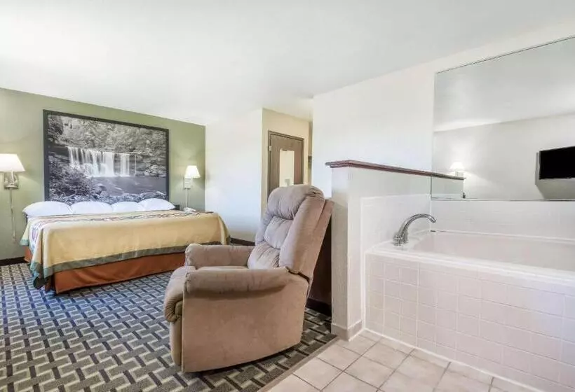 キングサイズベッドのデラックススイート, Super 8 By Wyndham Madison In