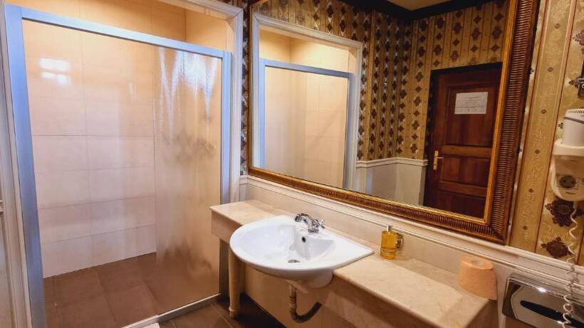 جناح جونيور ديلوكس, Topaz Boutique