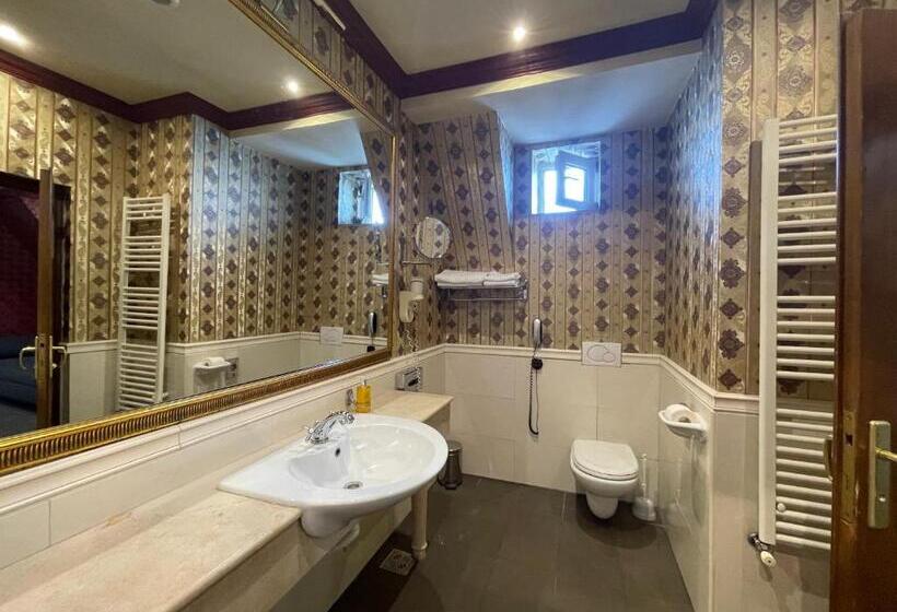 جناح جونيور ديلوكس, Topaz Boutique