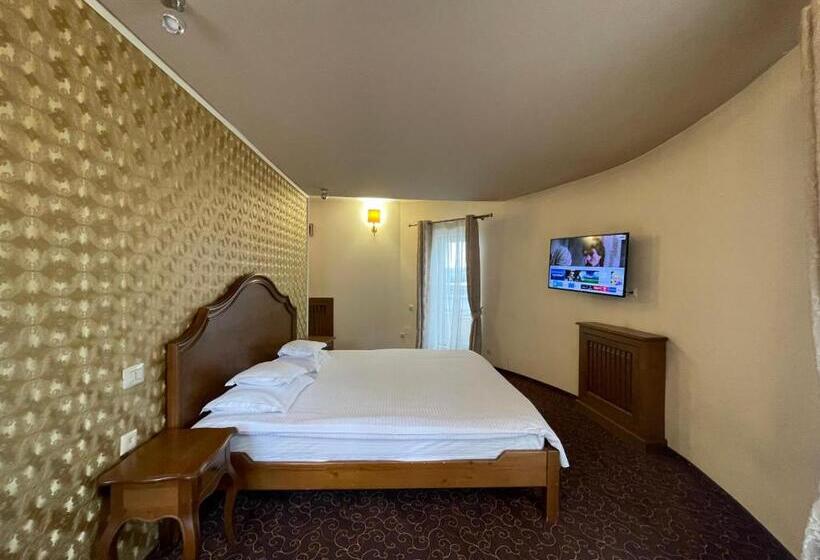 جناح جونيور ديلوكس, Topaz Boutique