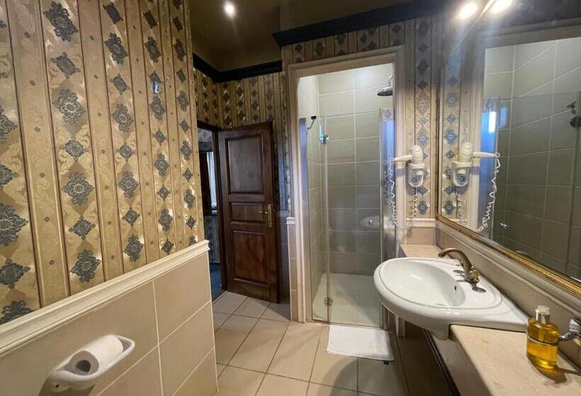 جناح جونيور ديلوكس, Topaz Boutique