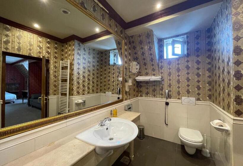 جناح جونيور ديلوكس, Topaz Boutique