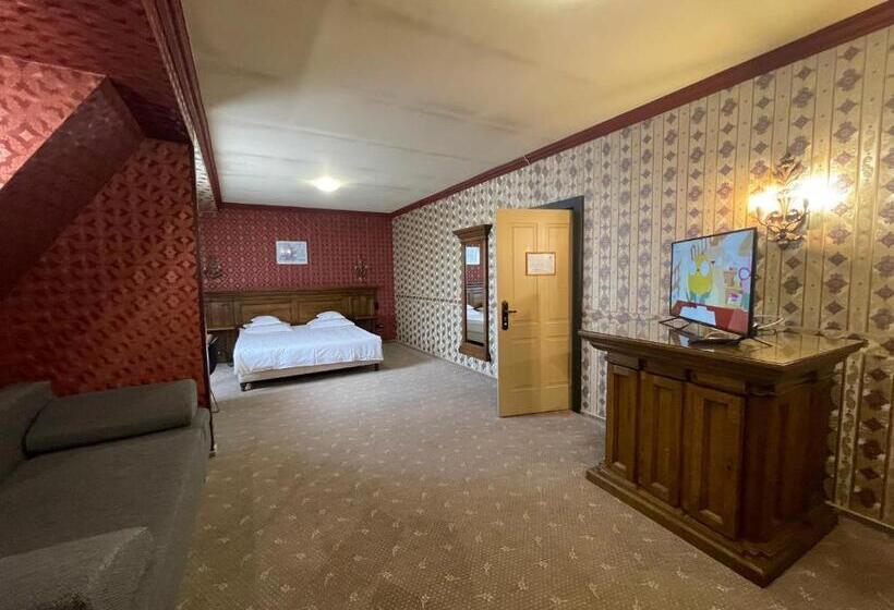 جناح جونيور ديلوكس, Topaz Boutique