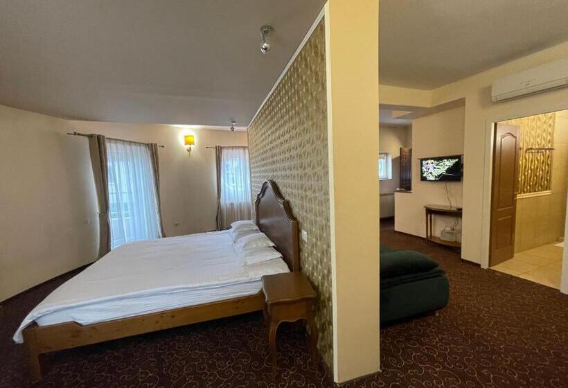 جناح جونيور ديلوكس, Topaz Boutique