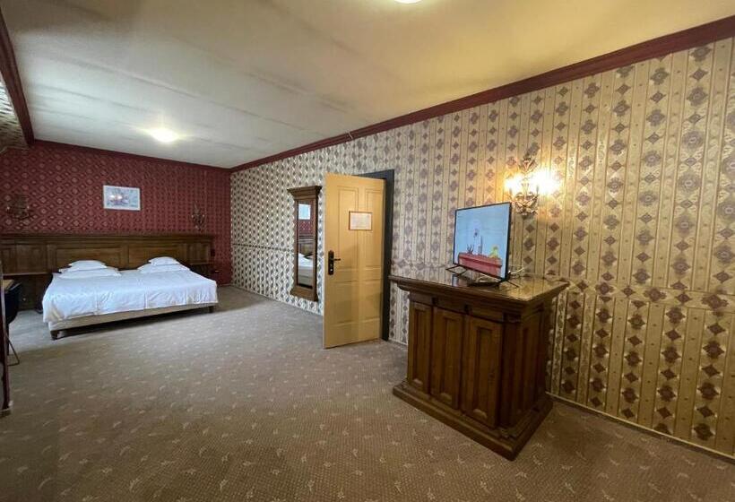 جناح جونيور ديلوكس, Topaz Boutique