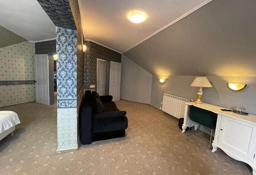 جناح جونيور ديلوكس, Topaz Boutique