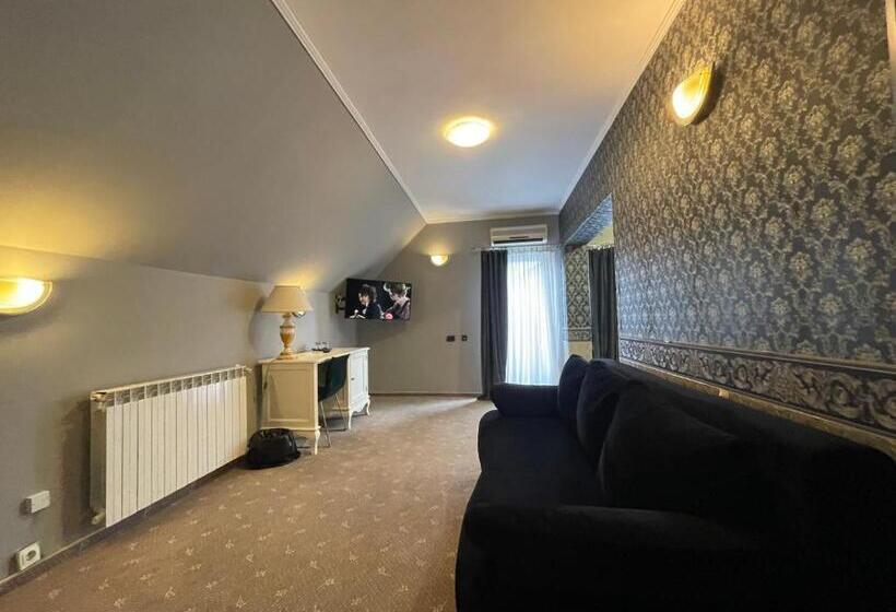 جناح جونيور ديلوكس, Topaz Boutique