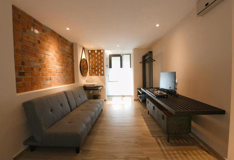 小型套房带阳台, 38pc Boutique