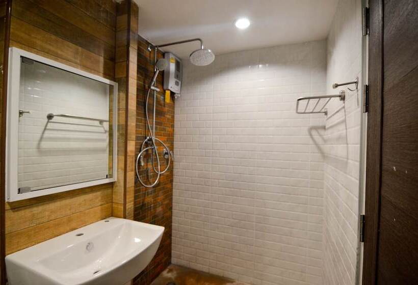 デラックスルーム, Ud Capital