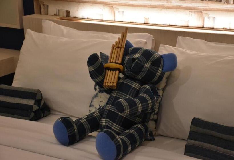 デラックスルーム, Ud Capital