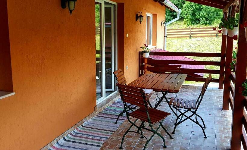 اتاق خانوادگی, Korondi Pisztrangos