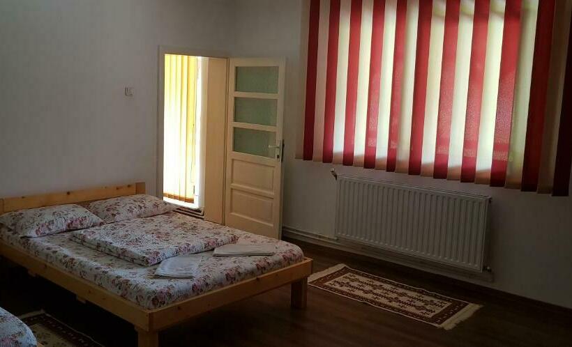 اتاق خانوادگی, Korondi Pisztrangos