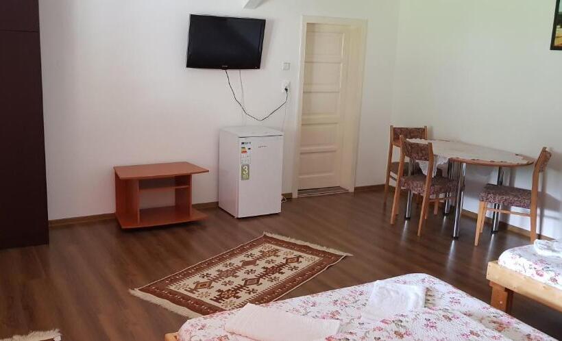 اتاق خانوادگی, Korondi Pisztrangos