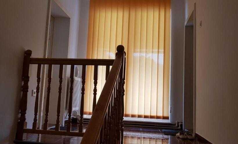 اتاق خانوادگی, Korondi Pisztrangos