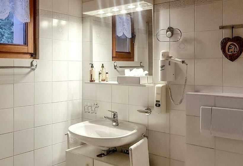 חדר משפחתי, La Cambuse