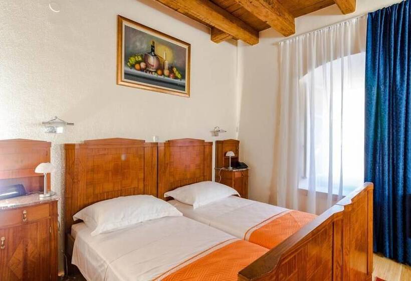 غرفة ديلوكس مطلة على حمام السباحة, Rooms Miron