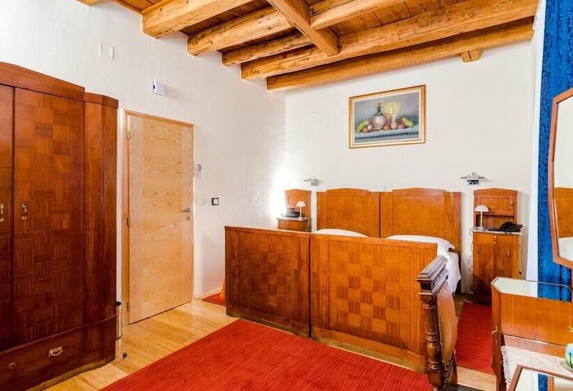 غرفة ديلوكس مطلة على حمام السباحة, Rooms Miron